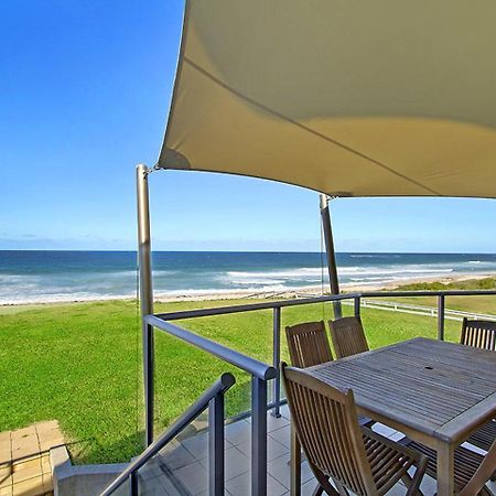 Beach Front Luxury Entrance Exterior photo