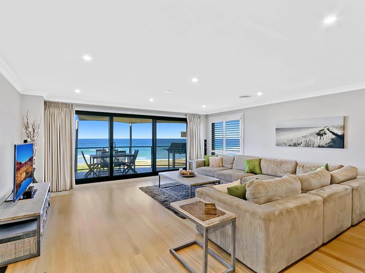 Beach Front Luxury Entrance Exterior photo