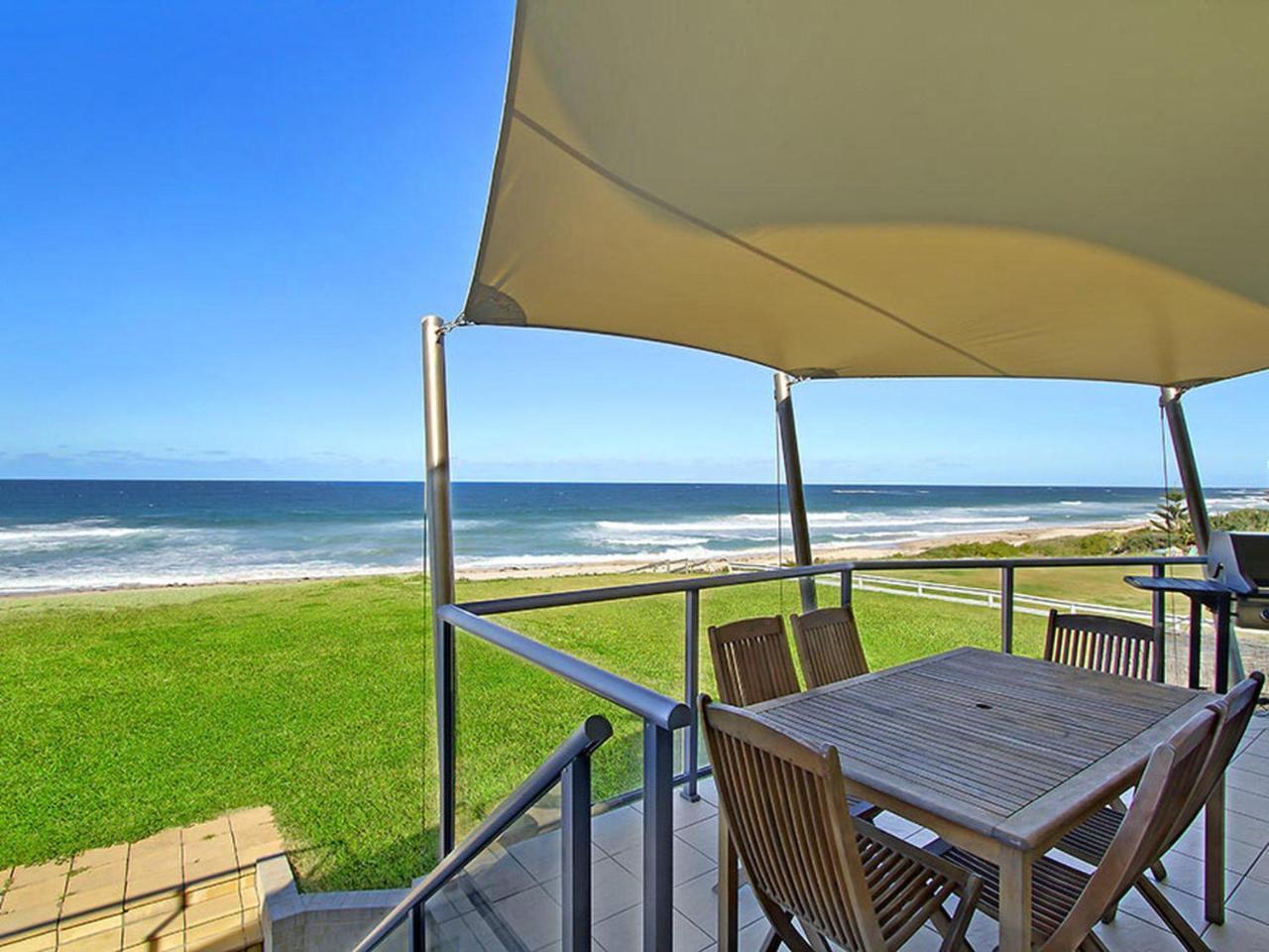 Beach Front Luxury Entrance Exterior photo