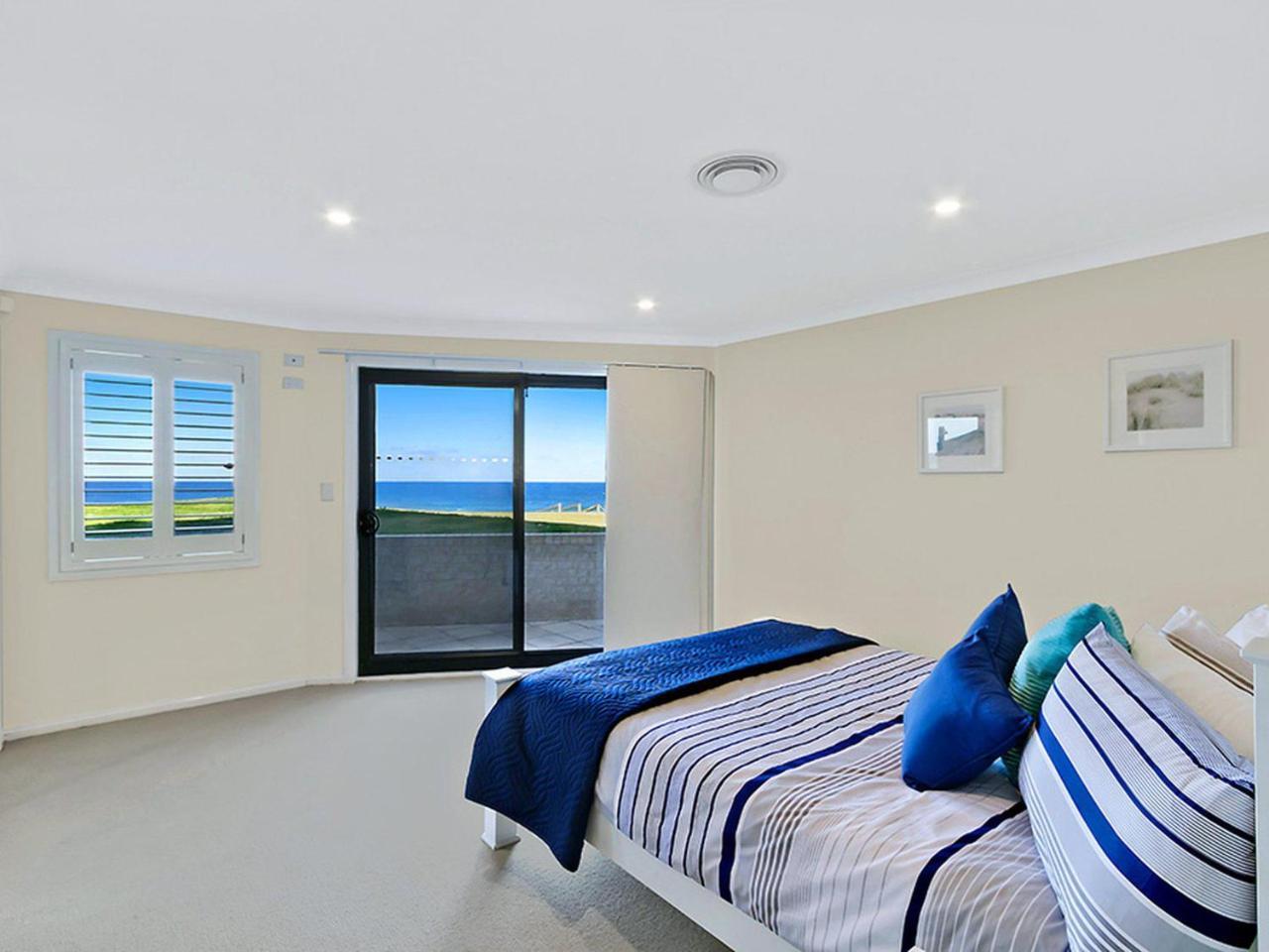 Beach Front Luxury Entrance Exterior photo